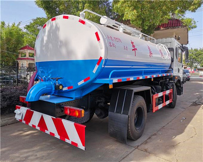 环卫车中的关键角色 吸粪车的功能与应用